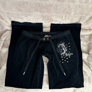 Y2K JUICY COUTURE women's black multi graphic velour lowrise flare pants, L.